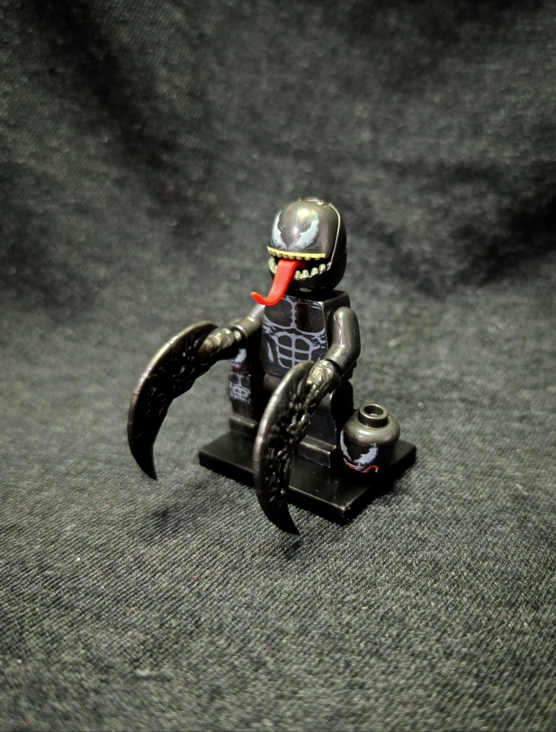 Venom figura 2in1 mini figurával